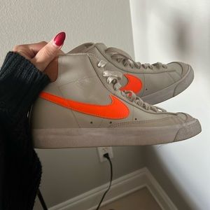 Women’s Blazer Mid ‘77s “Light Bone Orange”